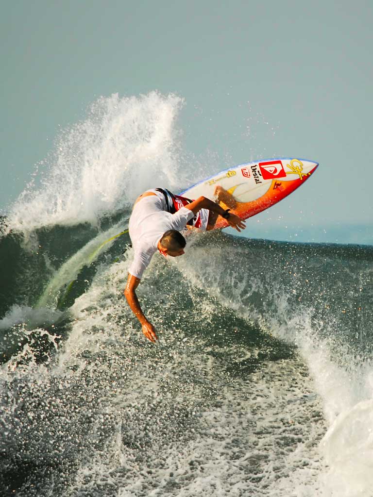 Surfing in the Pacific coast of el Salvador in our Travel Guide.