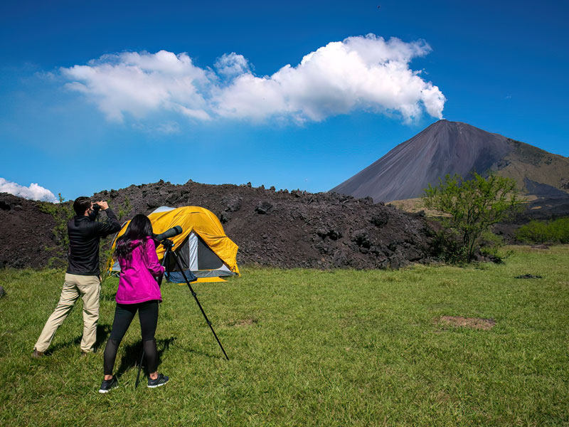 Independent Traveleres discovering the Pacaya Volcano