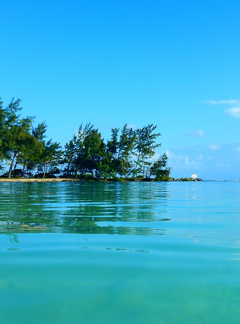 The seren beaches of Roatan in Honduras